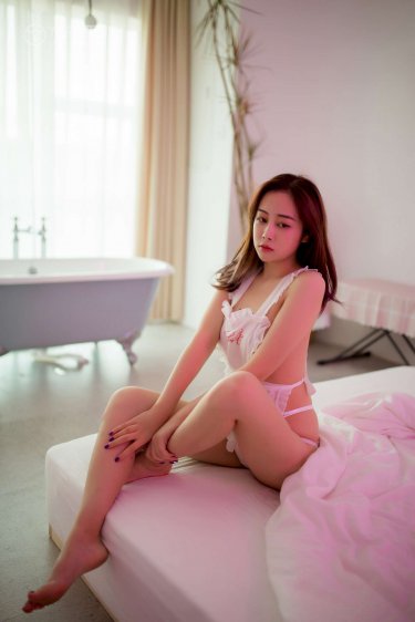 出淤泥而不染濯清涟而不妖的意思